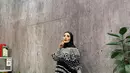 Dress dari @khanaan.official itu dipadukannya bersama pashmina warna hitam dan hand bag warna putih. [@nindyayunda]