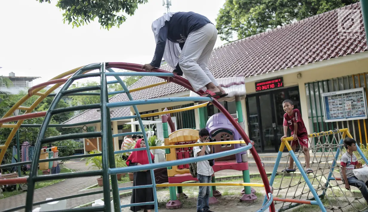 Anak-anak bermain di RPTRA Taman Kenanga, Jakarta, Selasa (28/9). Pemerintah Provinsi DKI Jakarta menargetkan pada tahun ini akan membangun 16 Ruang Publik Terpadu Ramah Anak (RPTRA). (Liputan6.com/Faizal Fanani)