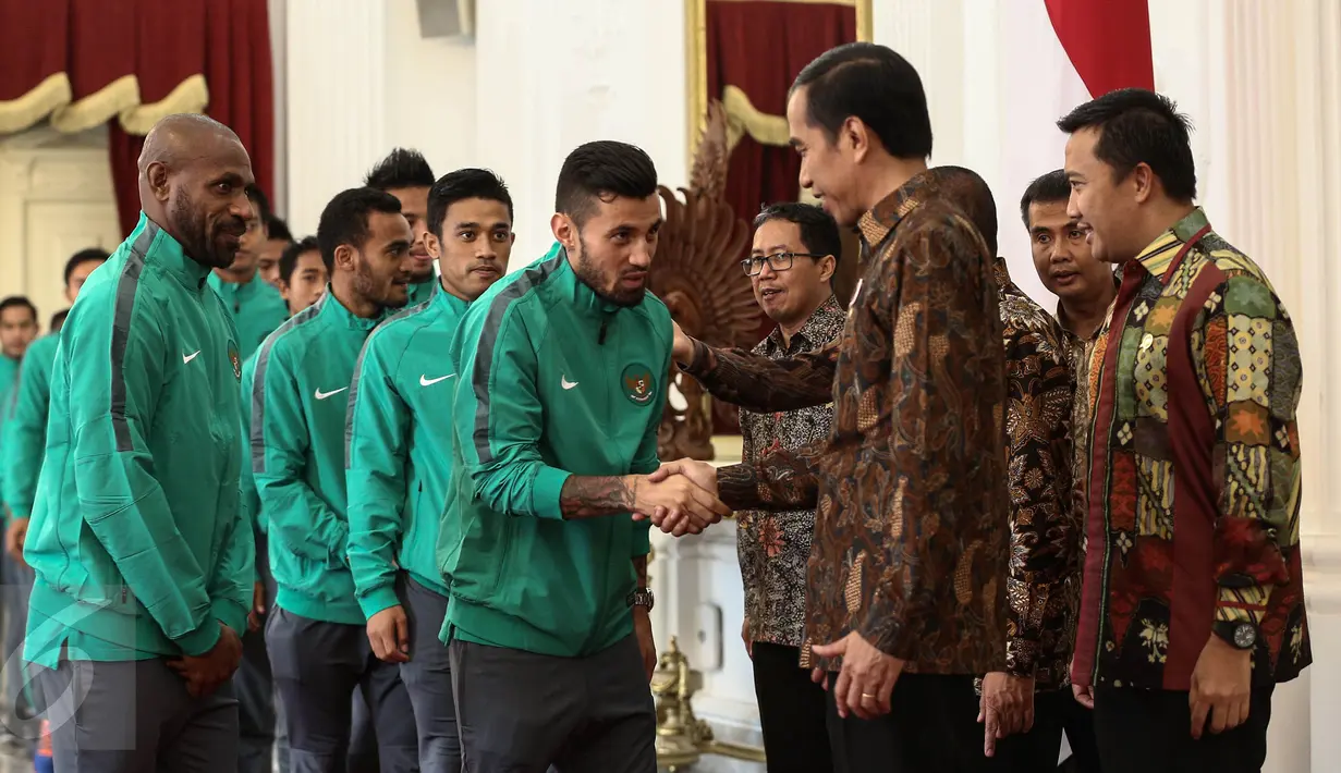 Presiden Jokowi bersalaman dengan Stefano Lilipaly saat menyambut kedatangan timnas Indonesia ke Istana Merdeka, Jakarta, Senin (19/12). Punggawa timnas Indonesia beserta tim sukses piala AFF memenuhi undangan makan siang. (Liputan6.com/Faizal Fanani)