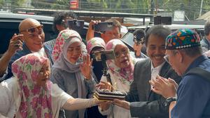 Jelang Putusan Praperadilan, Roy Suryo Dapat Kejutan Ulang Tahun di PN Jakarta Selatan