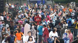 Warga berjalan kaki menuju panggung Jakarta Night Festival di Bundaran HI, Jakarta, Sabtu (22/6/2019). HUT ke-492 Jakarta tahun ini mengambil tema 'Wajah Baru Jakarta'. (merdeka.com/Imam Buhori)