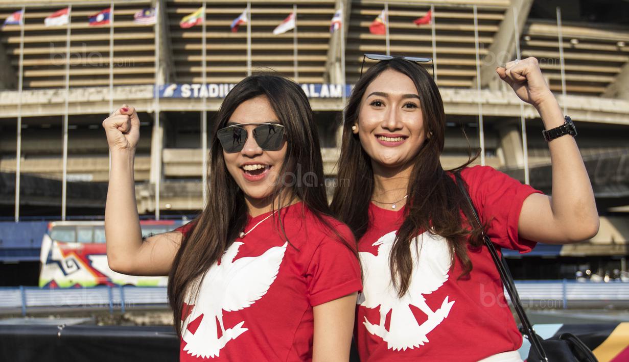 Dua suporter cantik bersiap mendukung Timnas Indonesia yang akan melawan Filipina pada laga SEA Games di Stadion Shah Alam, Selangor, Kamis (17/8/2017). Indonesia menang 3-0 atas Filipina.(Bola.com/Vitalis Yogi Trisna)