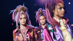 Model cantik Gigi Hadid memamerkan busana rancangan terbaru Marc Jacobs untuk koleksi spring 2017 pada gelaran New York Fashion Week di New York, Kamis (15/9). Gigi mengubah penampilannya dengan wig mirip rambut gimbal berwarna-warni. (Angela WEISS/AFP)