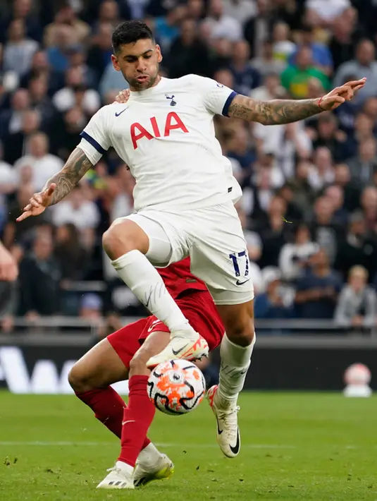 <p>Malapetaka menimpa Liverpool pada menit 25. Mereka harus bermain dengan 10 pemain setelah Curtis Jones diganjar kartu merah langsung oleh wasit akibat melakukan pelanggaran keras kepada Yves Bissouma. (AP Photo/Alberto Pezzali)</p>
