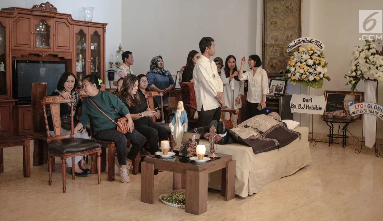 Jenazah mantan Menteri Tenaga Kerja era Presiden Soeharto, Cosmas Batubara disemayamkan di Jalan Cidurian Nomor 3, Cikini, Jakarta, Kamis (8/8/2019). Rencananya, Cosmas Batubara akan dimakamkan di Taman Makam Pahlawan Kalibata. (Liputan6.com/Faizal Fanani)