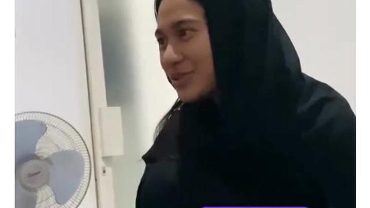 6 Potret Azizah Salsha Berbusana Serba Hitam saat Ziarah, Bertemu Pratama Arhan