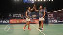 Pebulu Tangkis ganda putri, Nitya Krishinda M dan Greysia Polii merayakan kemenangan usai mengalahkan pebulu tangkis USA, Eva Lee dan Paula Lynn di BCA Indonesia Open Superseries Premier 2015 di Jakarta, Rabu (3/6/2015). (Liputan6.com/Herman Zakharia)