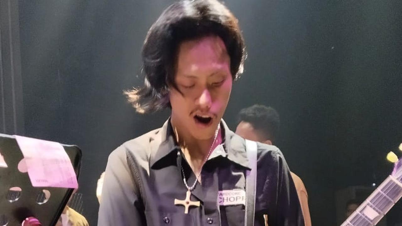 Cerita Farrel Berdamai dengan Sindrom Tourette Piramidal Lewat Main Gitar dan Musik