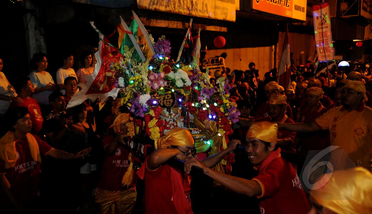 Sejumlah warga menandu patung dewa saat malam perayaan Cap Go Meh di Bogor, Jawa Barat, Kamis (5/3/2015). Malam perayaan Cap Go Meh di Kota Bogor berlangsung meriah. (Liputan6.com/Helmi Fithriansyah)
