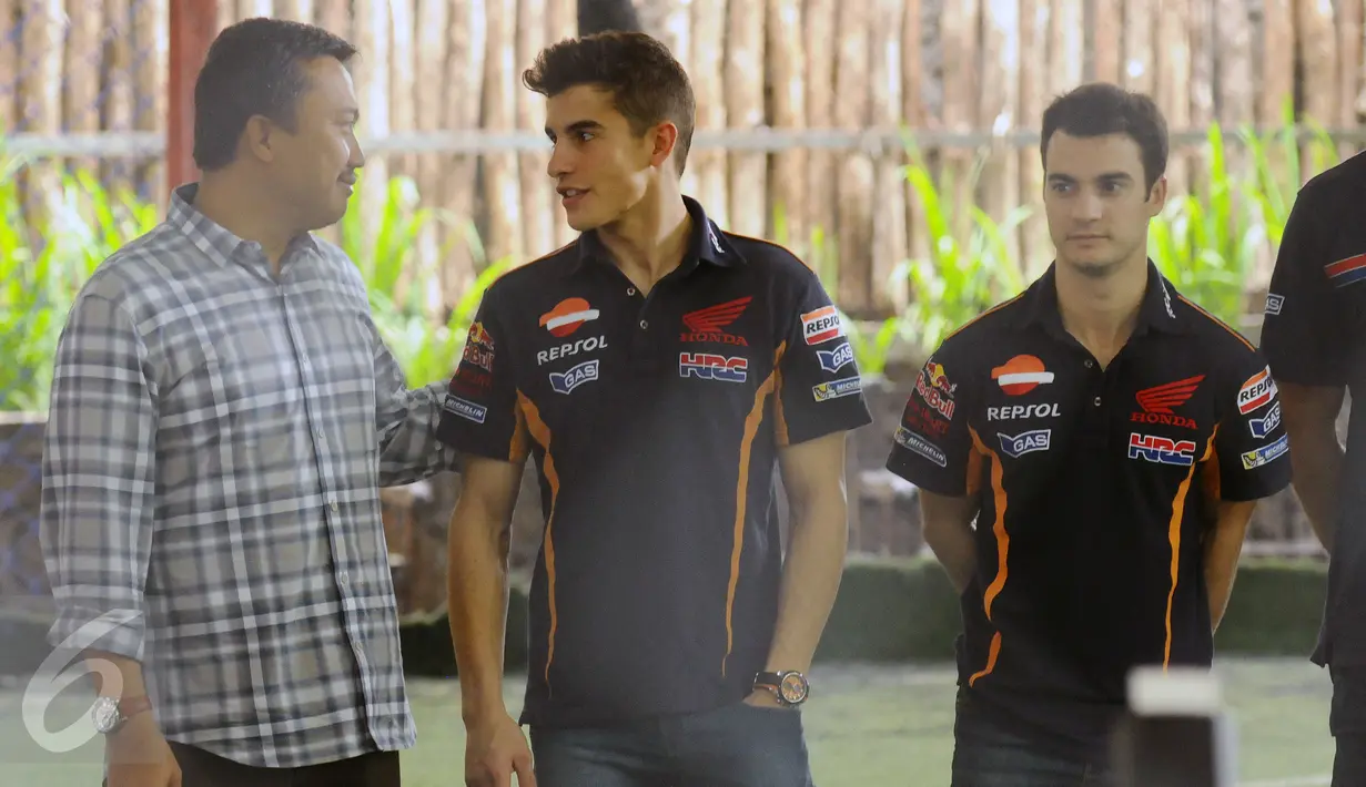 Menpora Imam Nahrawi (kiri) berbincang dengan pebalap Repsol Honda MotoGP, Marc Marquez di Jakarta, Sabtu (13/2/2016). Tim Repsol Honda MotoGP 2016 akan diperkenalkan di Sirkuit Sentul, Minggu (14/2). (Liputan6.com/Helmi Fithriansyah)