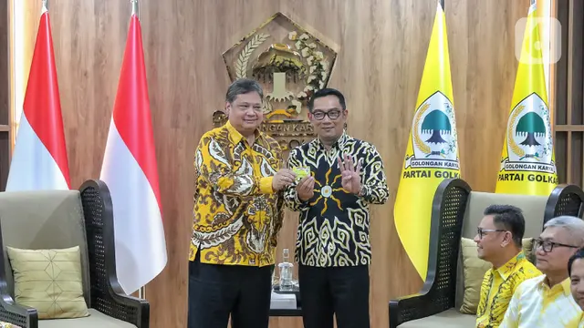 Dipakaikan Jas Kuning, Ridwan Kamil Resmi Gabung ke Golkar