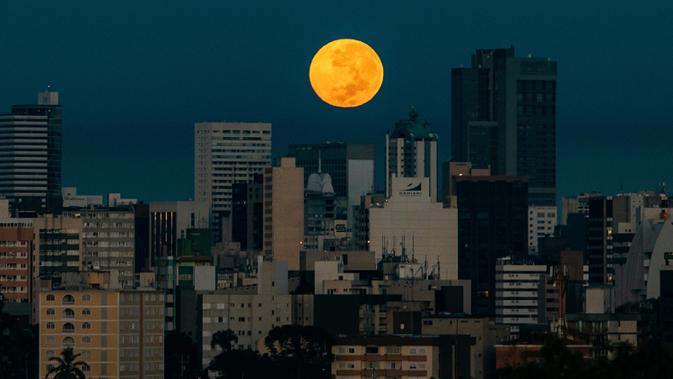 Bulan purnama terlihat di atas Curitiba, Brasil, Kamis (7/5/2020). Fenomena supermoon atau di belahan Bumi lain disebut flower moon ini merupakan yang terakhir di tahun 2020. (DANIEL CASTELLANO/AFP)