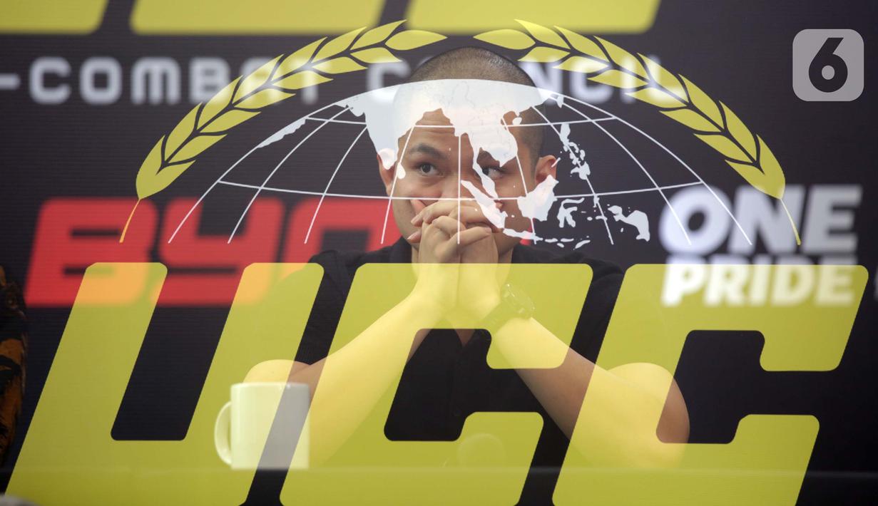 Foto dengan teknik multiple exposure menggambarkan CEO Byon Combat Yoshua Marcellos Muliardo saat memberi keterangan terkait perkenalan Uni-Combat Council (UCC) di Media Center, Kementerian Pemuda dan Olahraga, Jakarta, Senin (16/6/2025). (Liputan6.com/Helmi Fithriansyah)