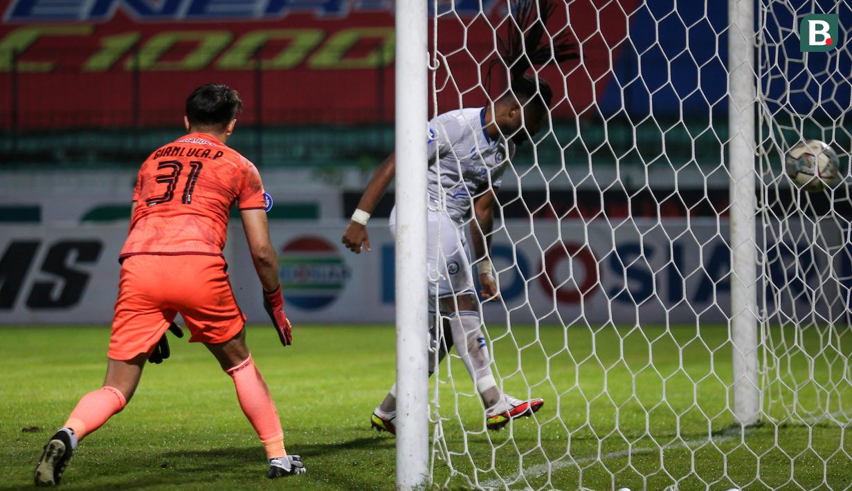 Dan Fortes tanpa pengawalan menanduk bola muntah tersebut. Arema unggul 1-0. (Bola.com/Bagaskara Lazuardi)