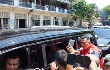 Antusiasme Warga Solo Berebut Sembako dan Berswafoto dengan Jokowi