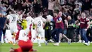 Suporter turun ke lapangan saat merayakan keberhasilan West Ham United menjuarai UEFA Europa Conference League di Stadion Eden Arena, Kamis (8/6/2023). West Ham menang dengan skor 2-1. (AP Photo/Petr David Josek)