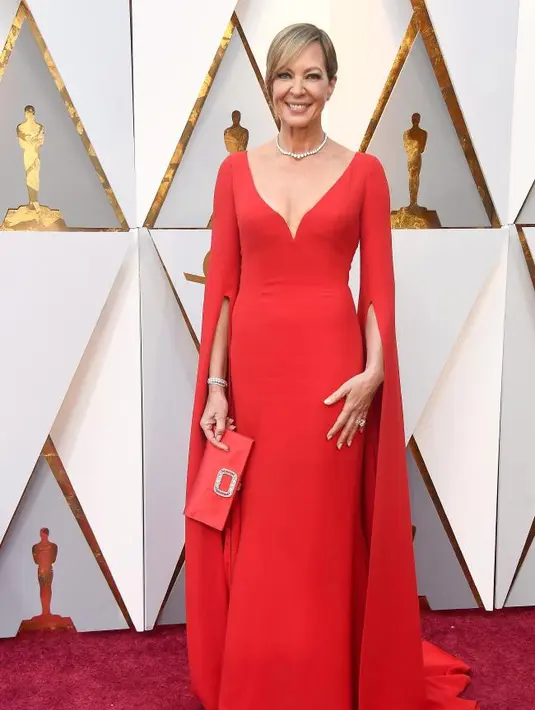 Aktris I, Tonya, Allison Janney tampil memukau dengan dress berwarna merah. Ia pun terlihat makin cantik dengan senyum yang menghiasi wajahnya. (Getty Images/news.com.au)
