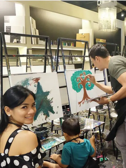 Traveling pun menjadi salah satu cara jitu untuk Tian dan Titi tetap menjaga kehangatan rumah tangga. Tak perlu mewah, Titi mengaku lebih menyukai tempat-tempat yang dapat membuat keluarga kecilnya 'menyatu' dengan alam. (Instagram/titi_kamall)