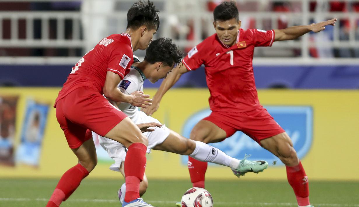 Striker Timnas Indonesia, Rafael Struick (tengah) dijatuhkan bek Vietnam, Nguyen Thanh Binh (kiri) di dalam kotak penalti pada laga kedua Grup D Piala Asia 2023 di Abdullah Bin Khalifa Stadium, Doha, Qatar, Jumat (19/1/2024). (AP Photo/Hussein Sayed)