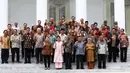 Presiden Joko Widodo bersama Ibu Iriana Joko Widodo dan Wapres Jusuf Kalla bersama Ibu Mufidah Jusuf Kalla foto bersama sejumlah Menteri Kabinet Kerja Periode 2014-2019 saat acara perpisahan di Istana Negara, Jakarta, Jumat (18/10/2019). (Istimewa)