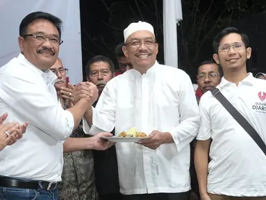 Calon Wakil Gubernur DKI Jakarta, Djarot Saiful Hidayat memberikan potongan tumpeng kepada salah satu relawan saat Deklarasi Relawan Dulure Djarot di Jakarta, Rabu (5/10). (Liputan6.com/Yoppy Renato)