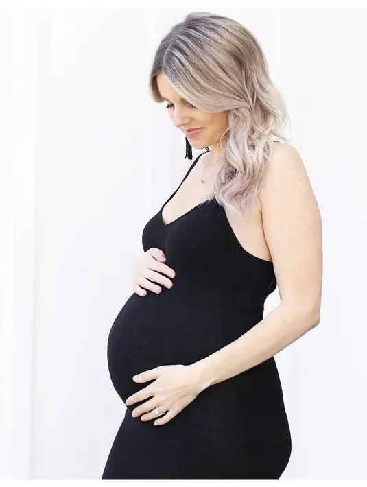 Ali Fedotowsky pun nggak mau kalah. Ia mengunggah foto dirinya yang terlihat cantik tengah memegang perutnya yang sedang hamil. (instagram/alifedotowsky)