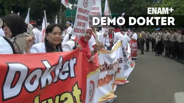 Ribuan dokter anggota IDI (Ikatan Dokter Indonesia) berunjuk rasa memprotes program dokter layanan primer (DLP) yang diputuskan oleh pemerintah