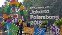 Pekerja sedang merampungkan pengerjaan logo Asian Games 2018 di Bundaran HI, Jakarta, (17/8/2017), Asian Games mengambil tema Energy Of Asia dan akan dibuka oleh Presiden Republik Indonesia Joko Widodo. (Bola.com/Nicklas Hanoatubun)