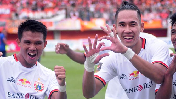 Bek Persija, Ryuji Utomo (kanan), merayakan gol ke gawang Madura United dalam laga di Piala Presiden 2019 di Stadion Maguwoharjo, Sleman, Jumat (8/3/2019). (Bola.com/Vincentius Atmaja)