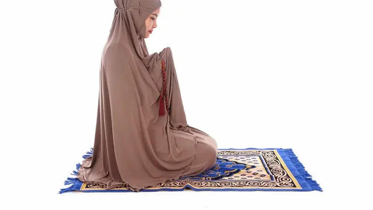 Wanita Sholat Tanpa Pakaian Dalam, Bolehkah? Simak Penjelasan Hukumnya