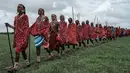 Sejumlah suku Masaai berjalan bersiap mengikuti kompetisi Olimpiade Maasai 2018 di Kimana, dekat perbatasan Kenya dengan Tanzania (15/12). Olimpiade Maasai  sudah diadakan setiap dua tahun sejak 2012. (AFP Photo/Yasuyoshi Chiba)