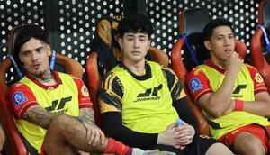 Kiper Persija Jakarta, Cyrus Margono, berada di bench pemain saat laga melawan Dewa United pada pertandingan tunda pekan ke-25 BRI Super League 2025/2026 di Jakarta International Stadium (JIS), Minggu (15/03/2026). (Bola.com/M Iqbal Ichsan)