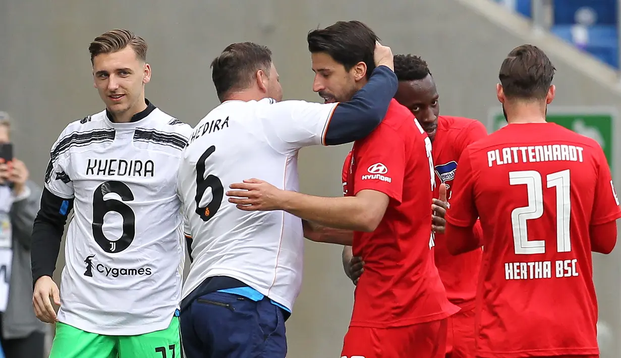 Sami Khedira. Gelandang Jerman ini pensiun di Hertha Berlin di usia 34 tahun pada 1 Juli 2021. Total tampil dalam 559 laga bersama klub maupun timnas, dengan torehan 57 gol dan 59 assist. Ia pernah mencapai nilai jual tertinggi sebesar 35 juta euro bersama Real Madrid. (AFP/Daniel Roland)