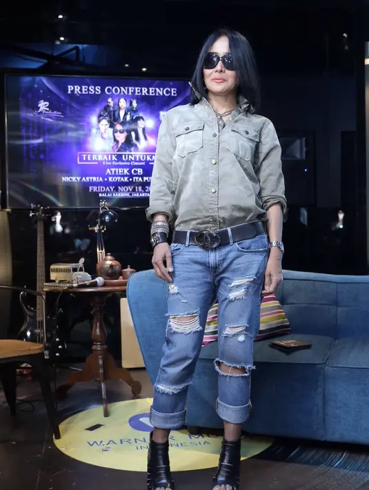 Perasaan campur aduk dirasakan jelang konser November mendatang. Saking nervousnya, penyanyi bernama lengkap Atiek Prasetyawati, yang selalu memakai kaca mata hitam itu mengaku tidak enak makan dan tidur menjelang konser. (Galih W. Satria/Bintang.com)