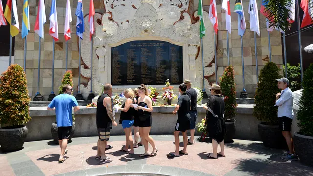 Peringati Bom Bali, Wisatawan Asing Taburkan Bunga di Monumen Ground Zero