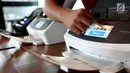 Seorang karyawan mengoperasikan scanner Fujitsu ScanSnap iX1500 di Jakarta, Selasa (19/3). Scanner yang mendukung Making Indonesia 4.0 dengan digitalisasi dokumen dapat membantu bisnis menjadi lebih cepat dan efisien. (Liputan6.com/Fery Pradolo)