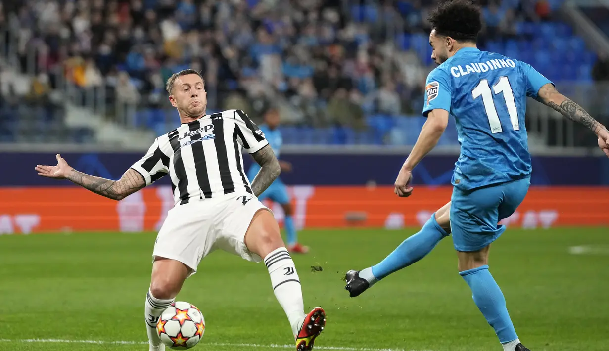 Zenit kembali mengancam Juventus pada menit ke-56. Tembakan Claudinho (kanan) ke arah tiang jauh masih melenceng dari arah gawang. (AP/Dmitry Lovetsky)