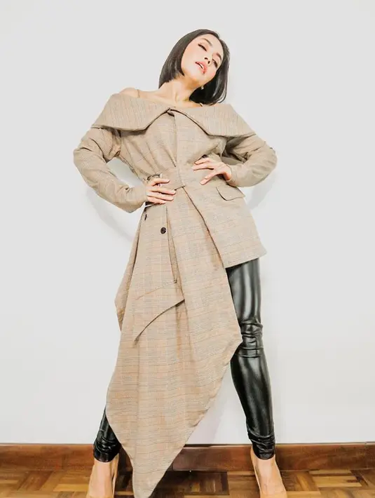 Sebagai orangtua pejuang kanker, Denada kerap berbagi cerita tentang pengalamannya mengurus buah hatinya. Terbaru, Denada bercerita tentang sulitnya mendapatkan obat kanker di Indonesia. (Instagram/denadaindonesia)