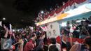 Warga menyambut arak-arakan atlet Indonesia yang berjuang di Olimpiade Rio 2016, Jakarta, Selasa (23/8). Setibanya di Tanah Air, atlet Olimpiade diarak menggunakan bus Bamdros menuju gedung Kementerian Pemuda dan Olahraga. (Liputan6.com/Yoppy Renato)