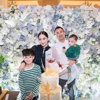 Penampilan Nagita Slavina berbalut dress simpel saat rayakan ulang tahun ke-35 curi atensi. (@raffinagita1717).