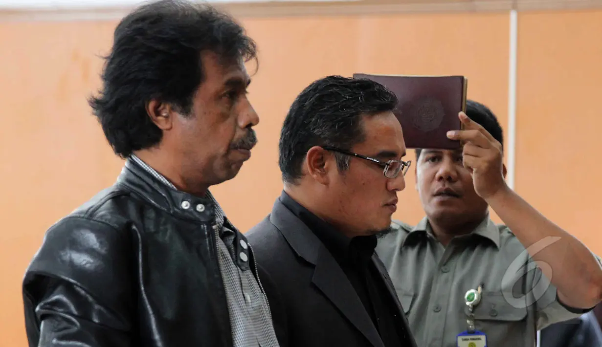Sidang lanjutan praperadilan mantan Menteri ESDM, Jero Wacik di PN Jaksel, Jakarta, Rabu (22/4/2015). Dalam sidang lanjutan ini dihadirkan Dosen Hukum UMJ, Khoirul Hudha dan ahli hukum tata negara Margarito sebagai saksi ahli.(Liputan6.com/Helmi Afandi)