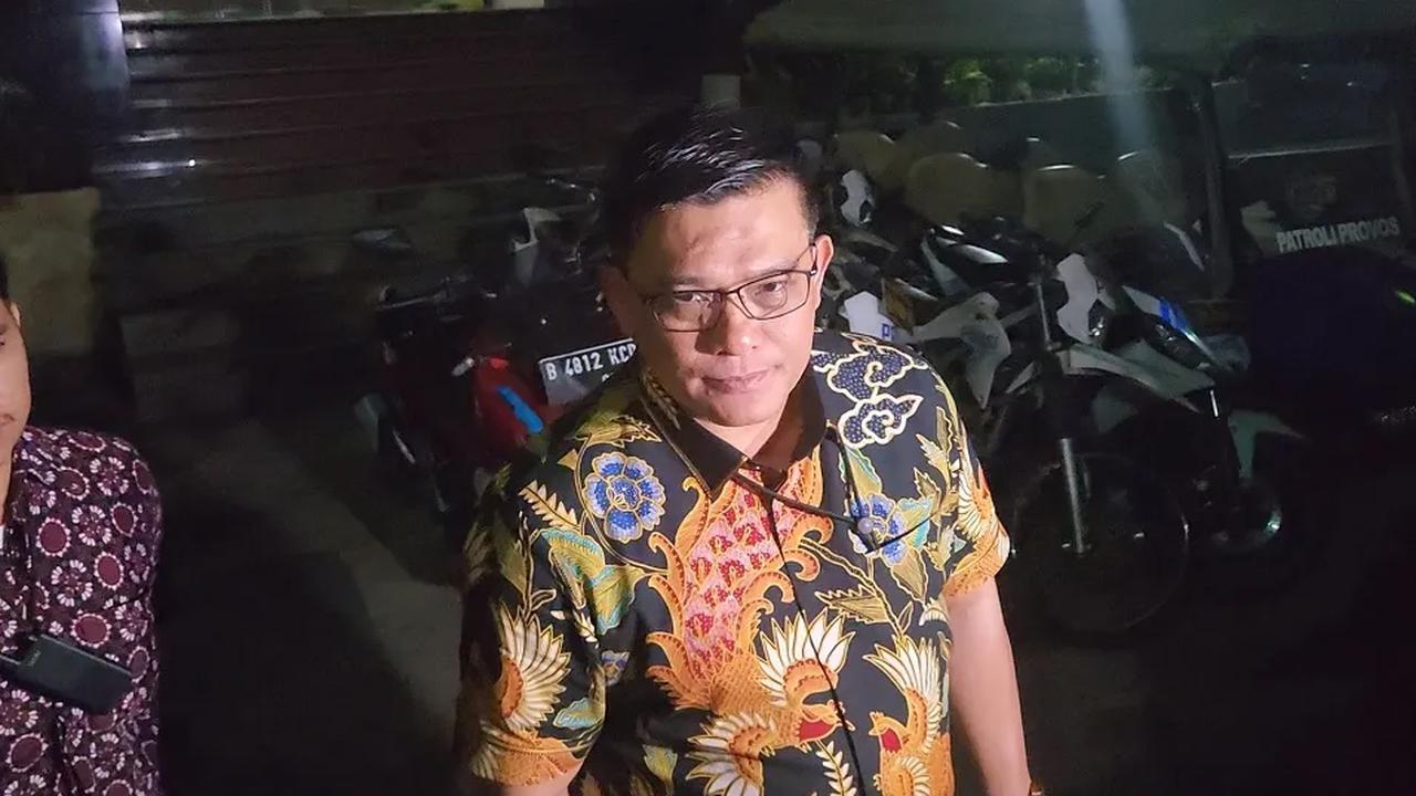 Ade menjelaskan acuan dari penyidik membatalkan pemeriksaan hari ini sesuai surat permintaan penundaan Firli dilayangkan Kabiro Hukum KPK RI, Ahmad Burhanudin pada Senin (13/11) kemarin.<br>