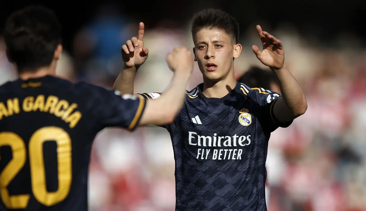 Pemain Real Madrid, Arda Guler melakukan selebrasi setelah mencetak gol ke gawang Granda pada laga lanjutan Liga Spanyol 2023/2024 di Nuevo Los Carmenes Stadium, Granada, Sabtu (11/05/2024). (AP Photo/Fermin Rodriguez)
