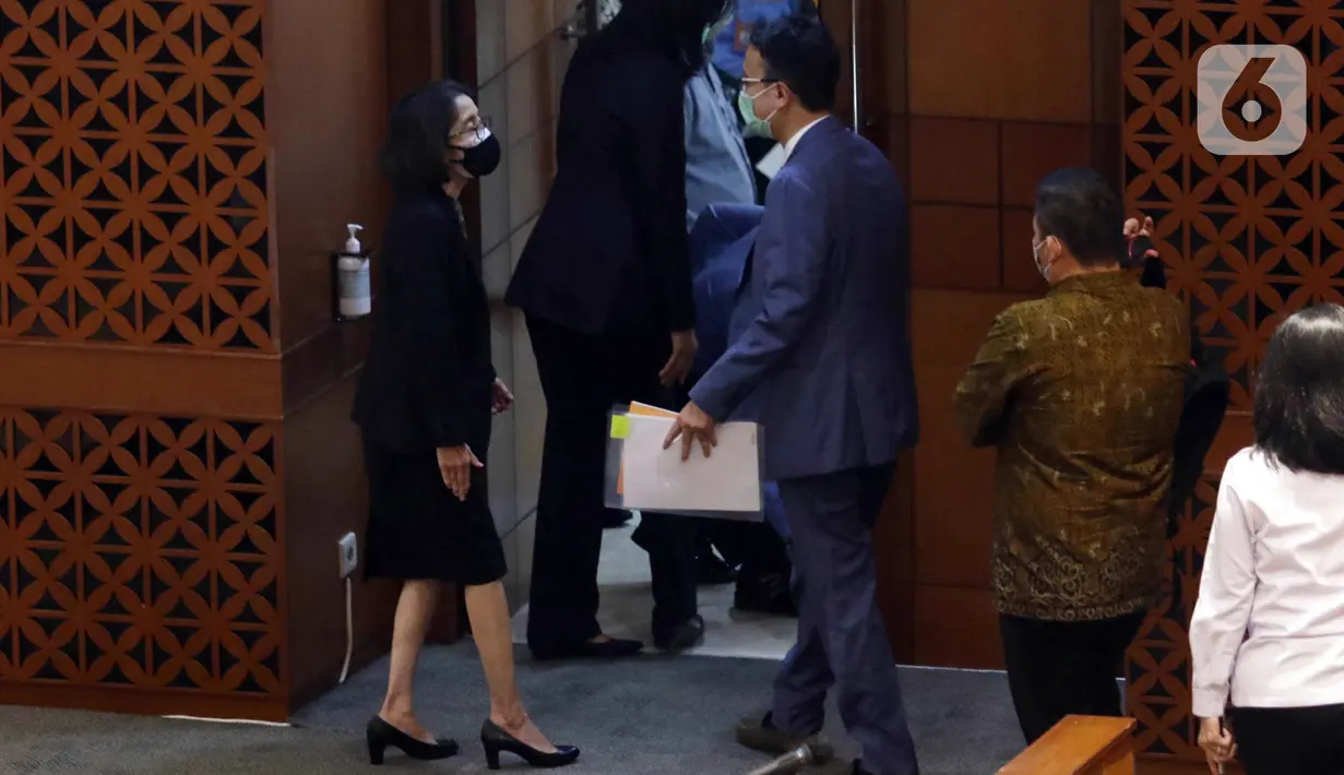 Wakil Menteri Perdagangan Jerry Sambuaga keluar ruang sidang paripurna DPR di Jakarta, Selasa (23/3/2021). DPR batal membahas RUU Kemitraan Ekonomi Komprehensif RI-EFTA karena diwakilkan Wakil Menteri Perdagangan yang seharusnya dihadiri Menteri Perdagangan. (Liputan6.com/Angga Yuniar)