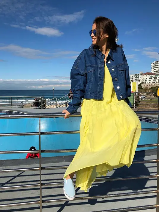 <p>Yellow dress sangat ciamik jika dipasangkan dengan jacket jeans sebagai outer.&nbsp;(instagram/septriasaacha)</p>