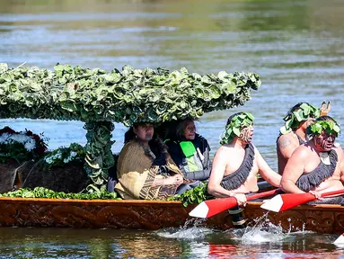 Ratu Maori, Nga Wai hono i te po Paki (tengah) bersama para prajurit Maori di sebuah sampan waka ke arah Taupiri Maunga dalam upacara pemakaman Raja Maori Selandia Baru, Tuheitia Pootatau Te Wherowhero VII, di Ngaruawahia pada tanggal 5 September 2024. (DJ MILLS/AFP)