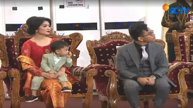 Meski mengenakan kebaya, namun Selvi ananda tak terlihat kerepotan menggendong sang anak, Jan Ethes.