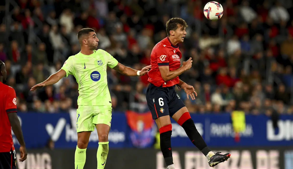 Gol-gol Osasuna dicetak oleh Ante Budimir (18', 72'), Bryan Zaragoza (28'), dan Abel Bretones (85'). Sementara Barcelona membalas melalui Pau Victor (53') dan Lamine Yamal (89'). (AP Photo/Miguel Oses)