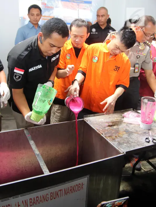 Petugas dan sejumlah tersangka memusnahkan barang bukti 239,84 Kg sabu dan 30 ribu butir ekstasi di Polda Metro Jaya, Jakarta, Kamis (24/5). Narkoba tersebut dimusnahkan dengan cara diblender. (Liputan6.com/Arya Manggala)