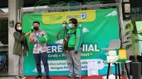 Berkolaborasi dengan Grab Indonesia Prima Protect Plus, produk sanitasi dari OT Group melakukan pembagian 5000 paket sanitasi berupa fabric mist kepada para mitra pengemudi (Foto: Istimewa)